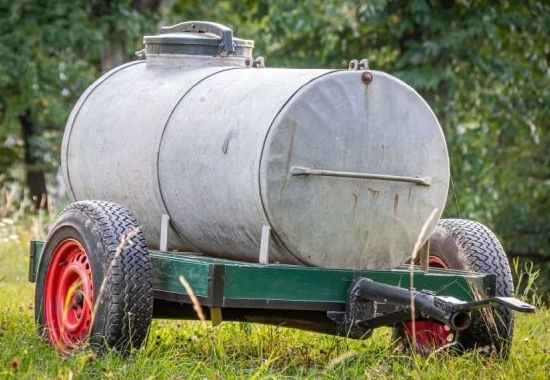 Szambo na działkę. Jakie wybrać do domku letniskowego i ROD?